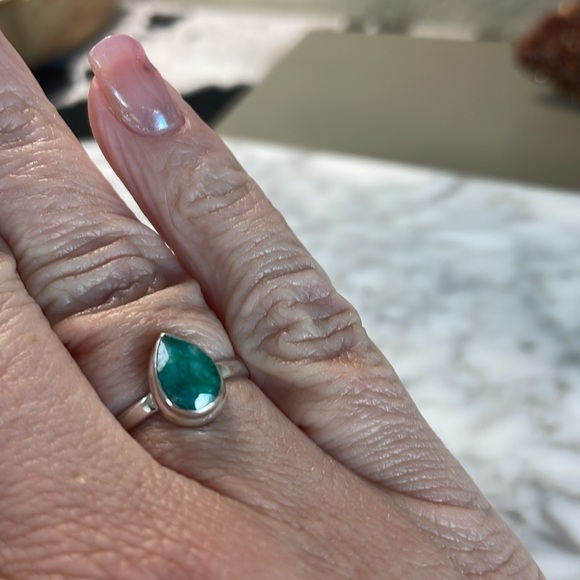 Small tear drop natural emerald 925 sterling silver ring in size 6 - Picture 6 of 8